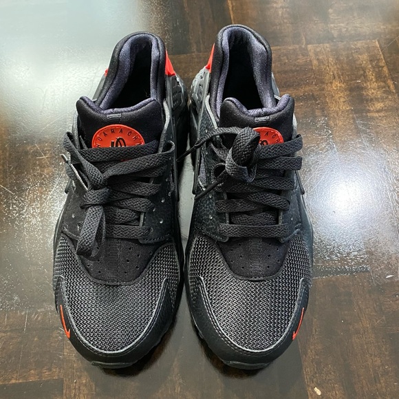 NIKE HUARACHE RUN GS YOUTH SIZE 5Y 
NEW BLACK HABANERO RED NWB - Picture 2 of 6